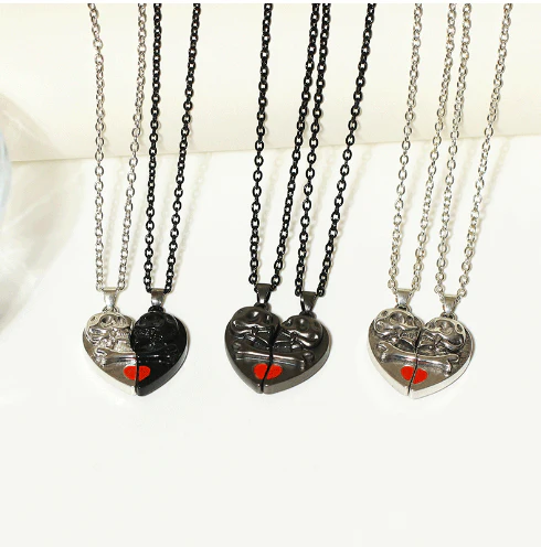 Punk Retro Skull Pendant Halloween Necklace Heart-shaped Magnetic Stitching Love Skull Couple Necklace - Image 4